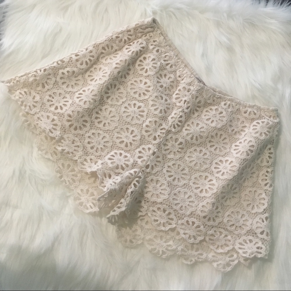 Blu Pepper M Shorts ivory white crochet scollop